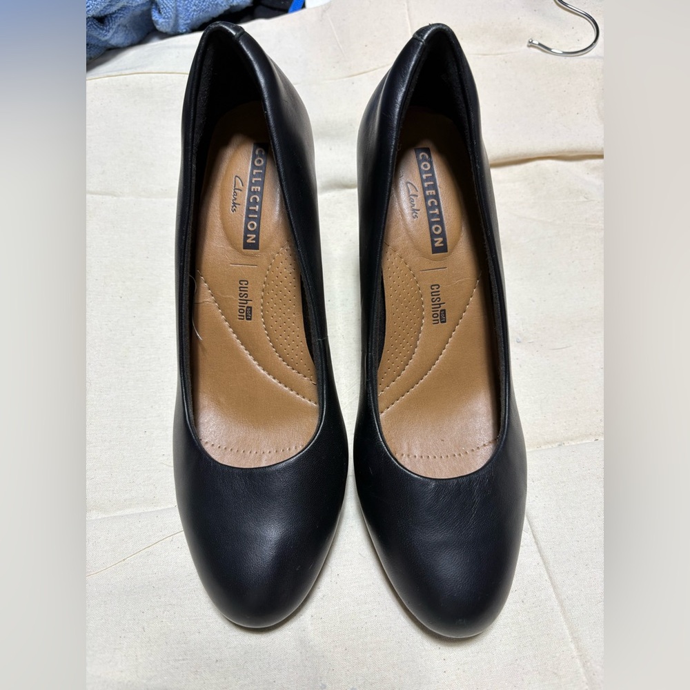 Clarks Women's Black Leather heels. - Picture 3 of 8
